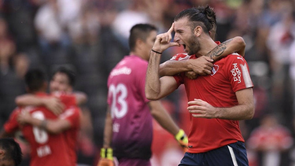 Gastón Silva festeja un gol con Independiente