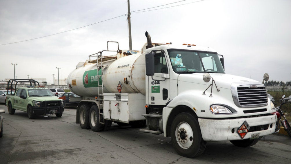 Pipa de Pemex transporta combustible 