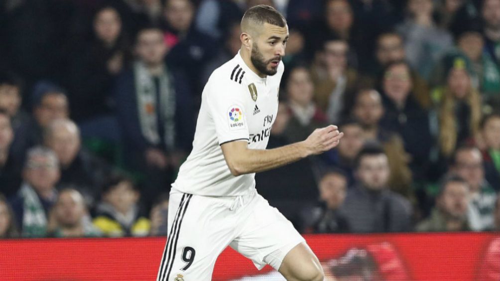 Karim Benzema en acción durante el encuentro ante el Betis