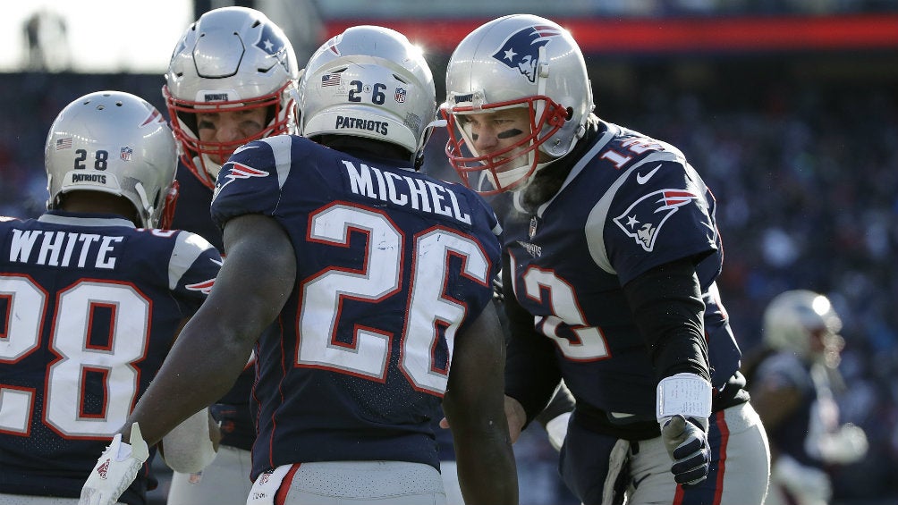 Jugadores de New England celebran anotación contra Chargers