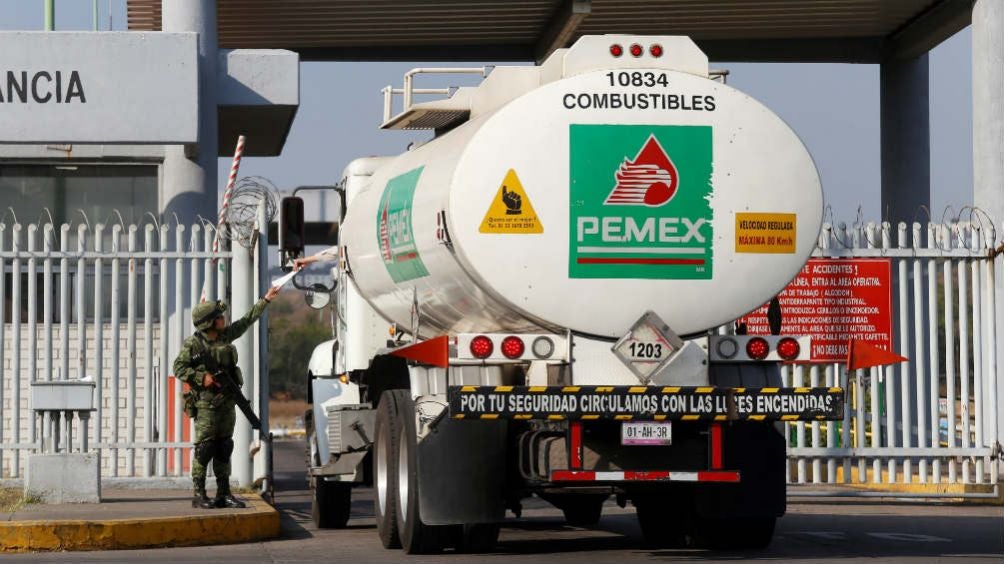 Una pipa de combustible de PEMEX