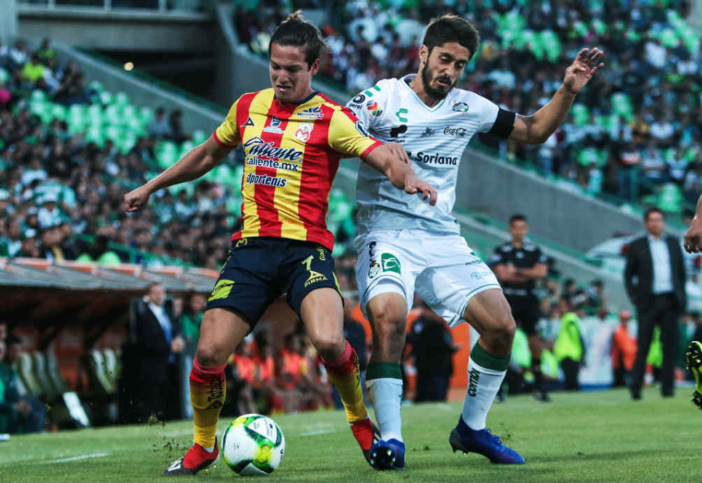 Caros Fierro y Jose Abella, luchan por la esférica