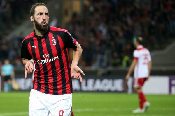 Higuaín celebra una anotación con el Milan