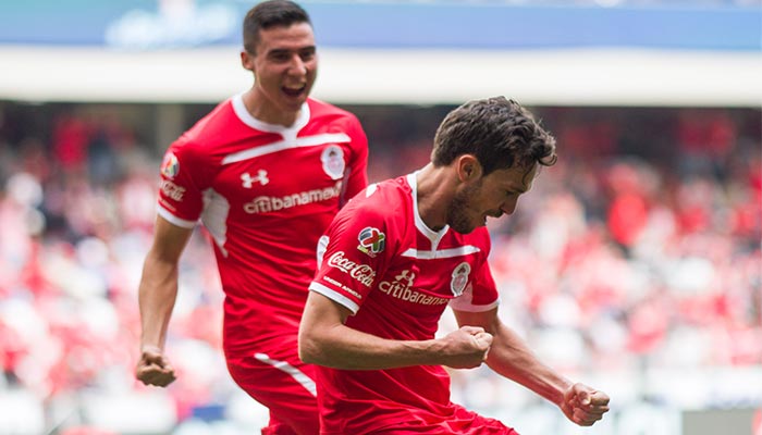 Santiago García festejando su gol 