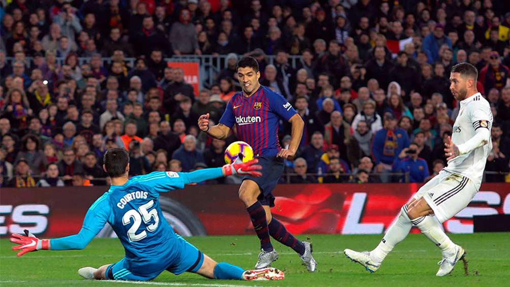 Luis Suárez dispara a gol en el pasado Clásico Español 