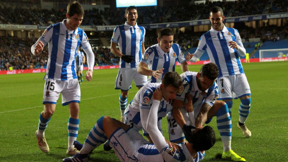 Jugadores de la Real festejan el primer gol frente al Espanyol