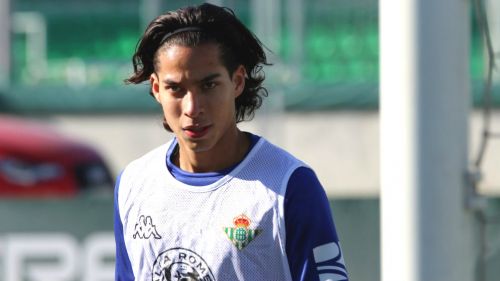 Lainez durante su primer entrenamiento con el Betis