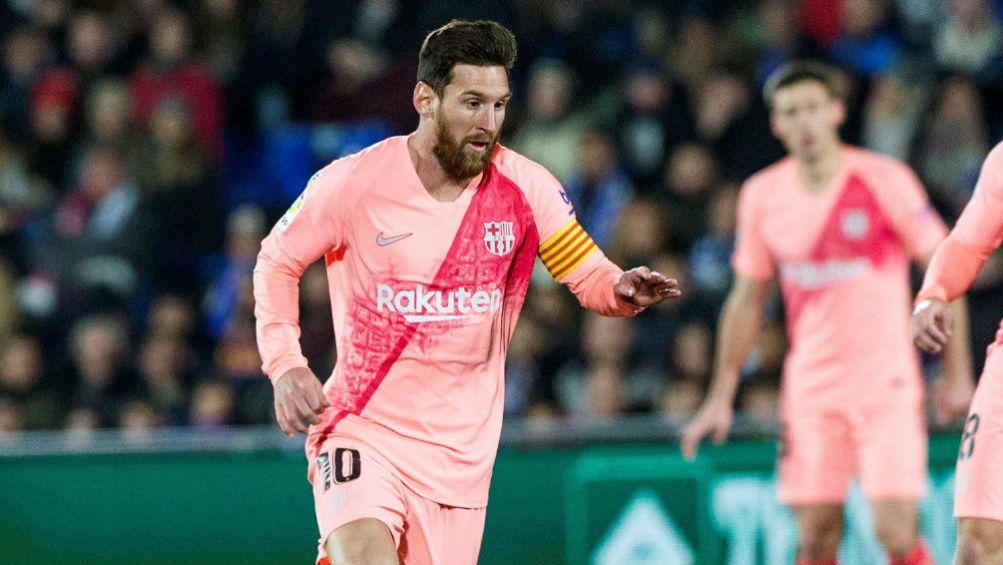 Messi corre en un juego con el Barcelona