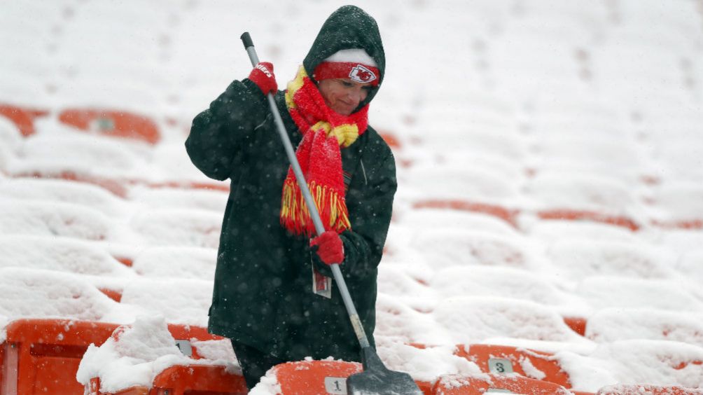 Una persona retira nieve de las gradas del Arrowhead Stadium