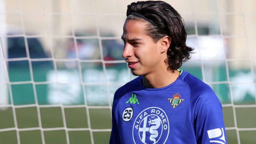 Diego Lainez durante un entrenamiento con el Betis