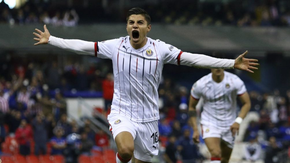 Ronaldo Cisneros festeja un gol con Chivas