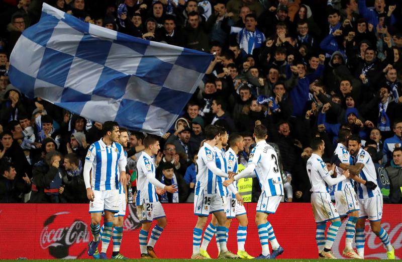 Jugadores de la Real festejan un tanto frente al Espanyol