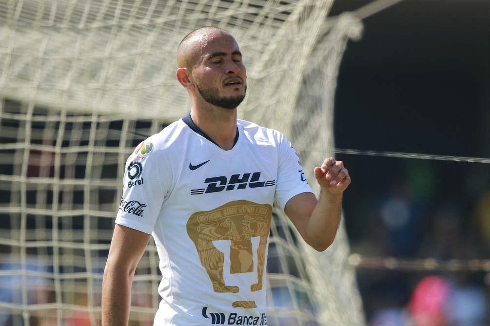 Carlos González se lamenta en un juego de Pumas