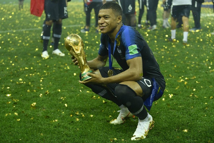 Mbappé posa con la Copa del Mundo