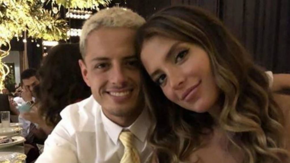 Chicharito y Sarah Kohan posan juntos en un evento