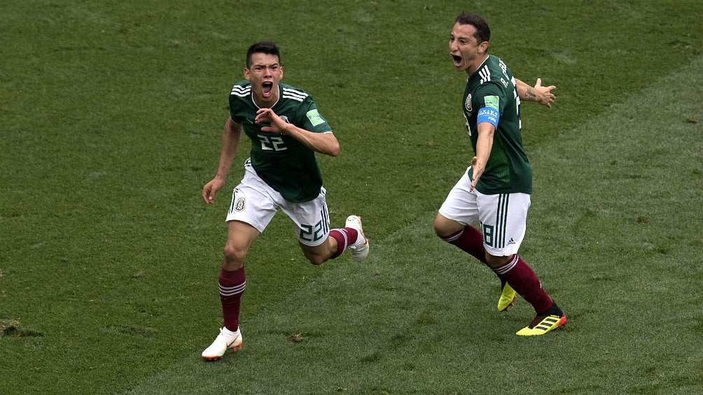 Hirving Lozano y Andrés Guardado celebran un gol ante Alemania