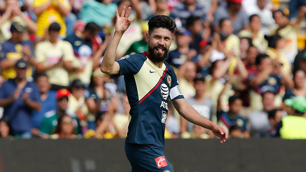 Oribe Peralta en un partido con América 