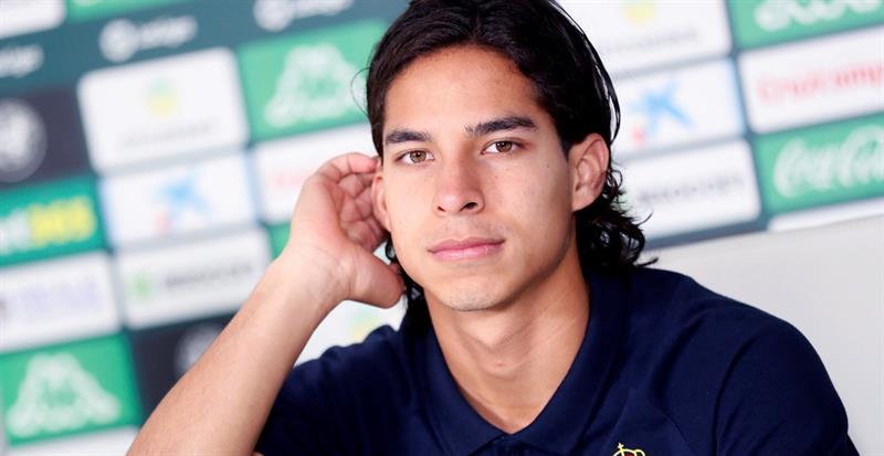 Lainez, en la conferencia de prensa de si presentación con el Betis