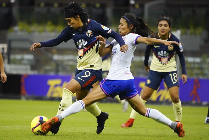 Lucero Cuevas disputando un balón en duelo ante Cruz Azul 