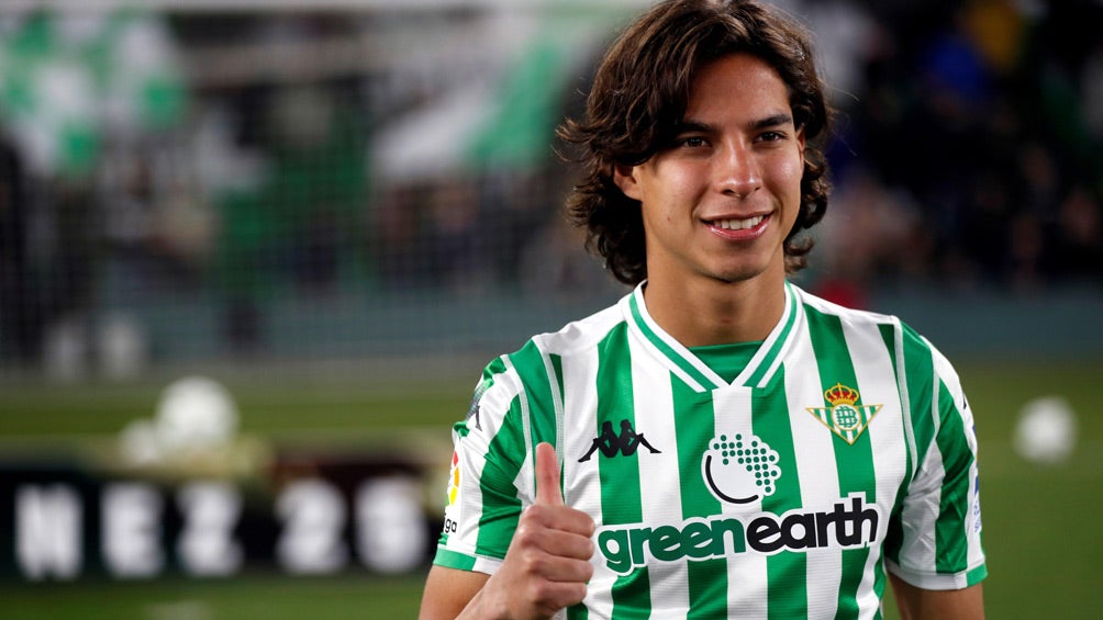 Lainez durante su presentación con el Betis 