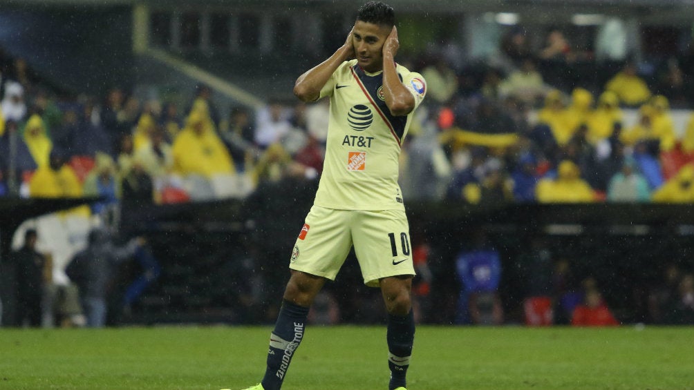 Domínguez durante partido del América en el Estadio Azteca 