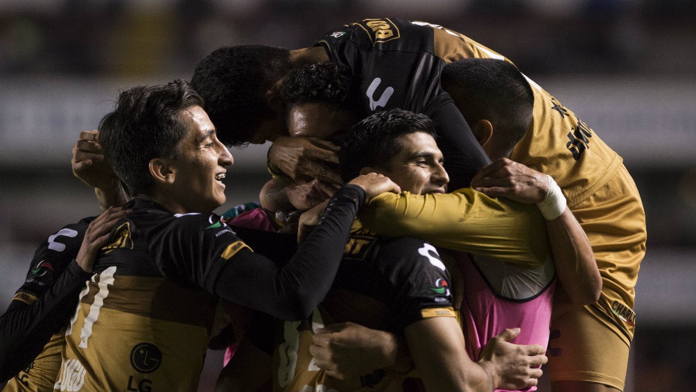 Jugadores de Dorados festejan triunfo contra Gallos