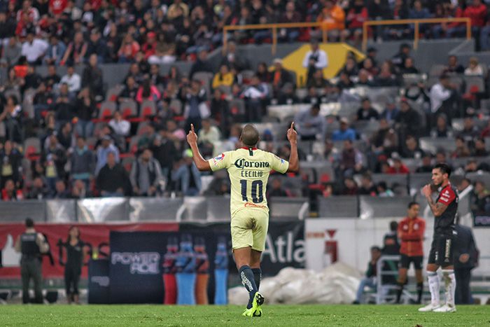 EL jugador festeja un gol con el América