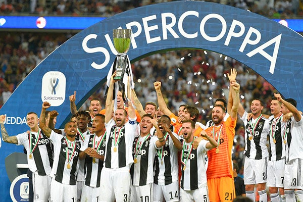 Jugadores de la Juventus festejan  título de Supercopa