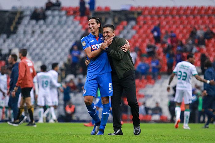 Nacho se abraza con Gerardo Flores