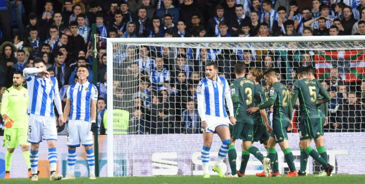 Jugadores del Betis celebran un gol de Sergio Canales ante Real Sociedad