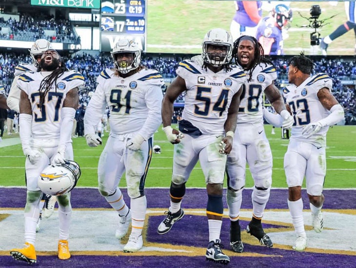 Jugadores de Chargers festejan triunfo