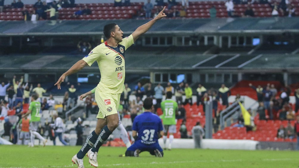 Domínguez festeja anotación con el América 