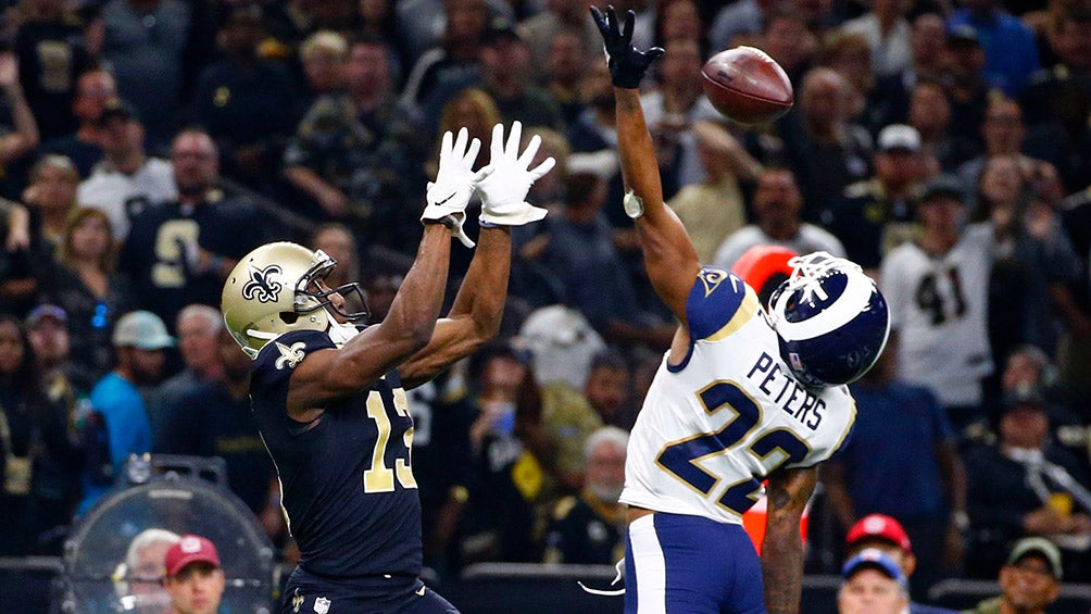 Peters intenta interceptar un pase de Brees