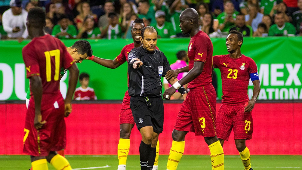 Jugadores de Ghana reclaman en juego contra México