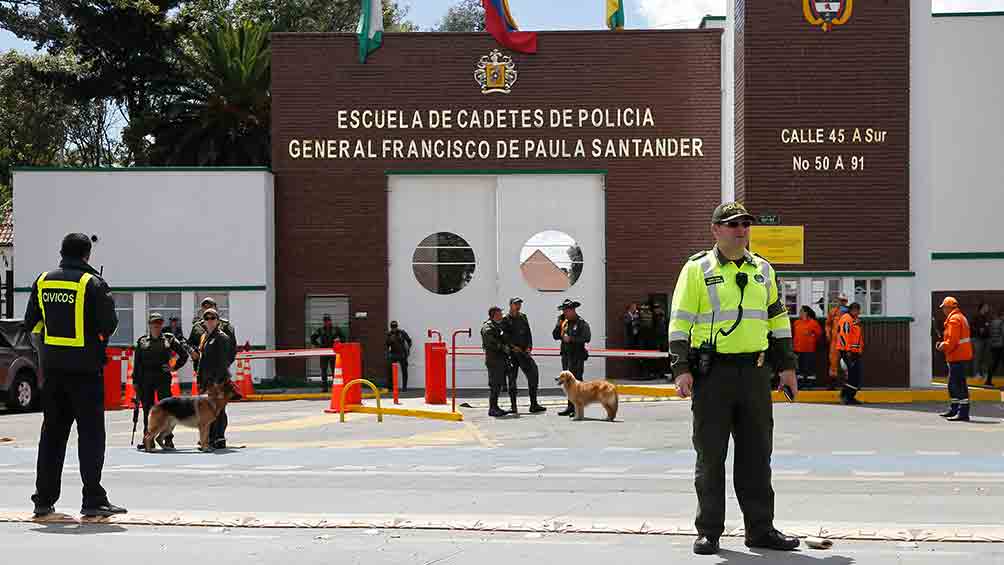 Policías afuera del lugar donde explotó el auto