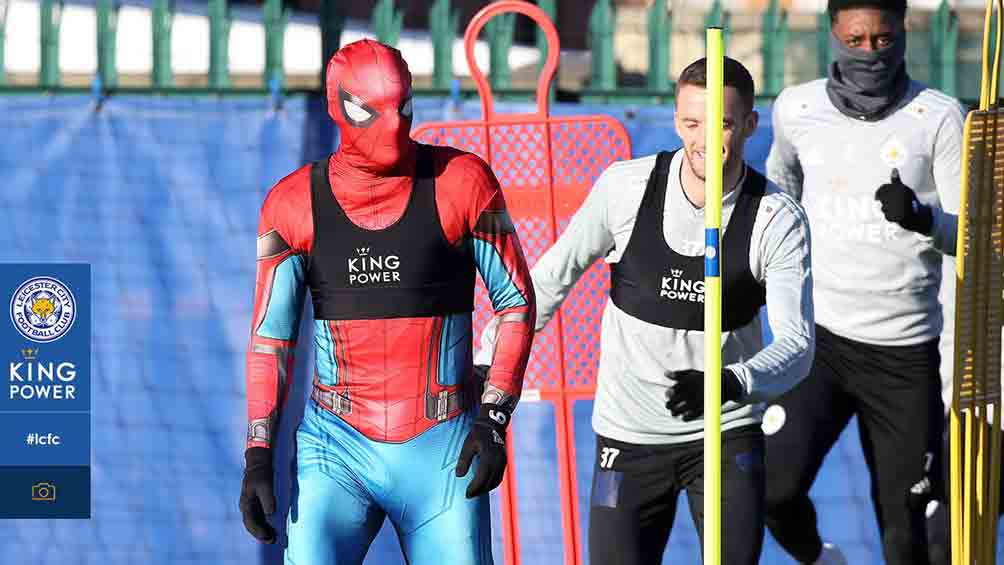 Vardy disfrazado de Spiderman en entrenamiento