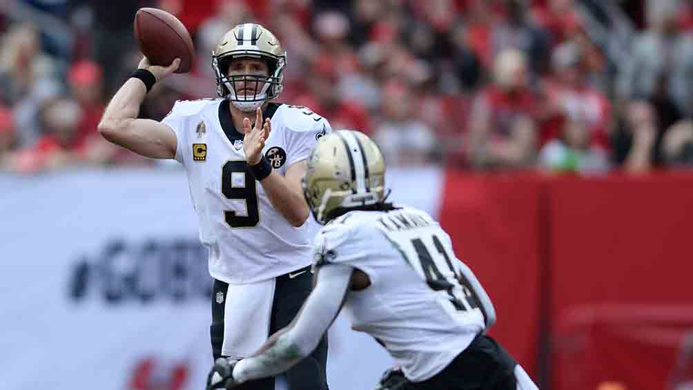 Drew Brees intenta dar un pase