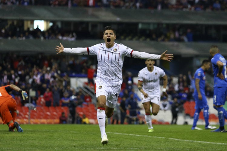 Ronaldo Cisneros festeja gol ante Cruz Azul