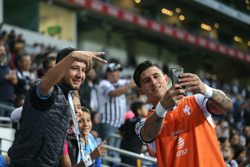 Bareiro se toma una foto con un aficionado de Rayados 