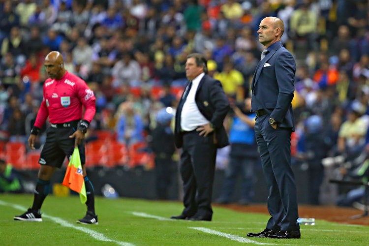 Piojo Herrera y Paco Jémez observan a sus escuadras en el Azteca