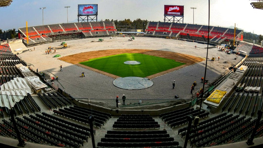 Directivos de MLB recorren el nuevo estadio de los Diablos Rojos