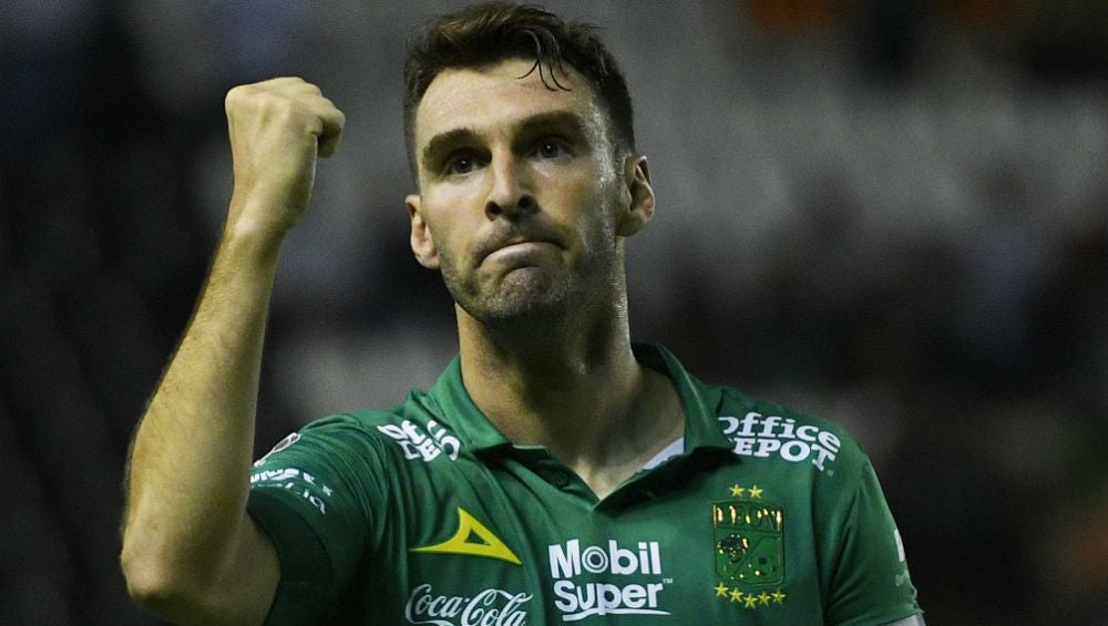 Mauro Boselli durante un partido de León