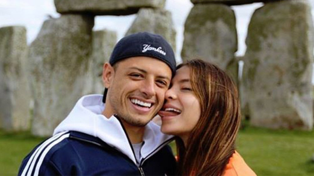 Sara Kohan y Chicharito durante un viaje 