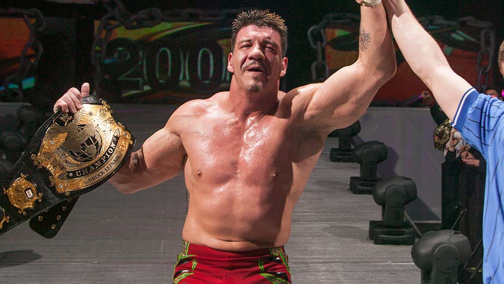 Eddie Guerrero después del ganar el campeonato de la WWE