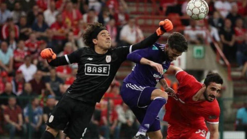 Guillermo Ochoa durante un juego del Standard de Lieja