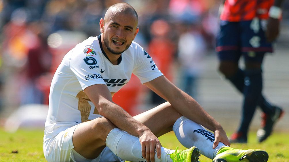 Carlos González en partido con Pumas