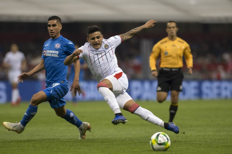 Alexis Vega disputa un balón en el duelo contra Cruz Azul