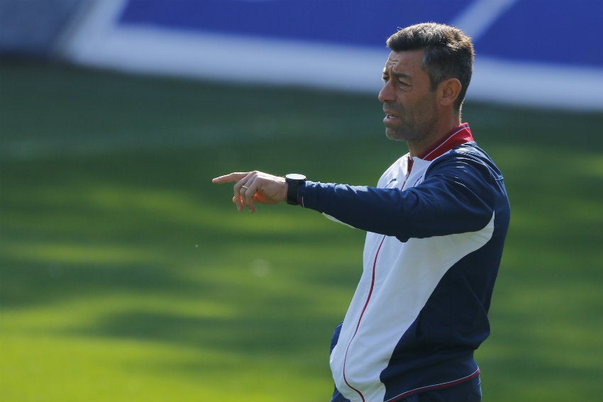 Caixinha da instrucciones durante entrenamiento de Cruz Azul 