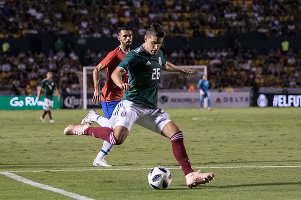 El lateral de Chivas durante un amistoso con el Tri