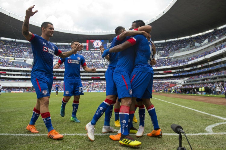 Jugadores de La Máquina celebran gol ante Puebla